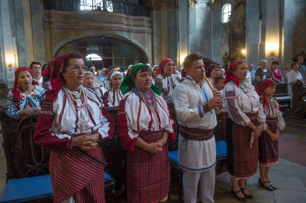 Csángó mise a ciszter templomban és csángó hagyományőrző est a Városházán